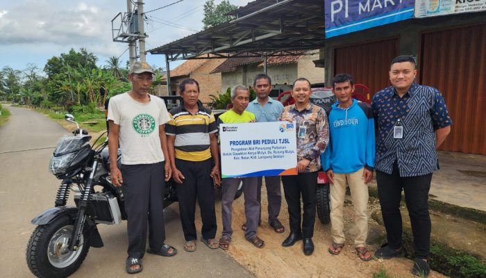 BRI Tanjung Karang Salurkan Bantuan BRI Peduli Dua Unit Motor Roda Tiga untuk Masyarakat Desa Rulung Mulya