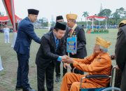 Pemerintah Provinsi Lampung Serahkan Bantuan kepada Veteran pada Peringatan Hari Pahlawan 2025