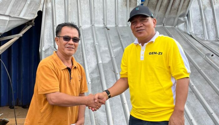 Hujan Disertai Angin Kencang Rusak Lapak Pedagang, Aprozi Alam Datangi Korban di Kotabumi